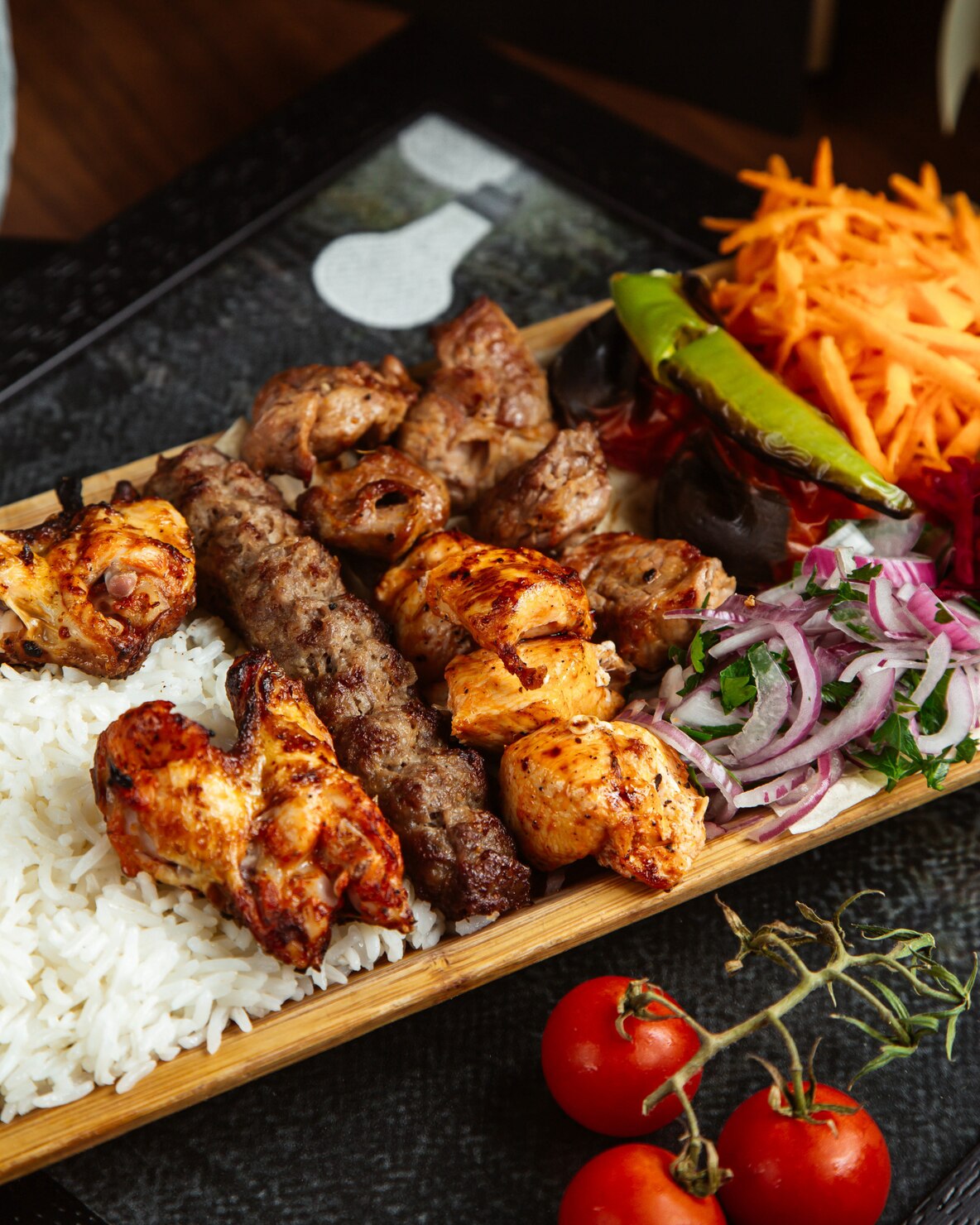 divers kebabs du riz legumes_140725 7110